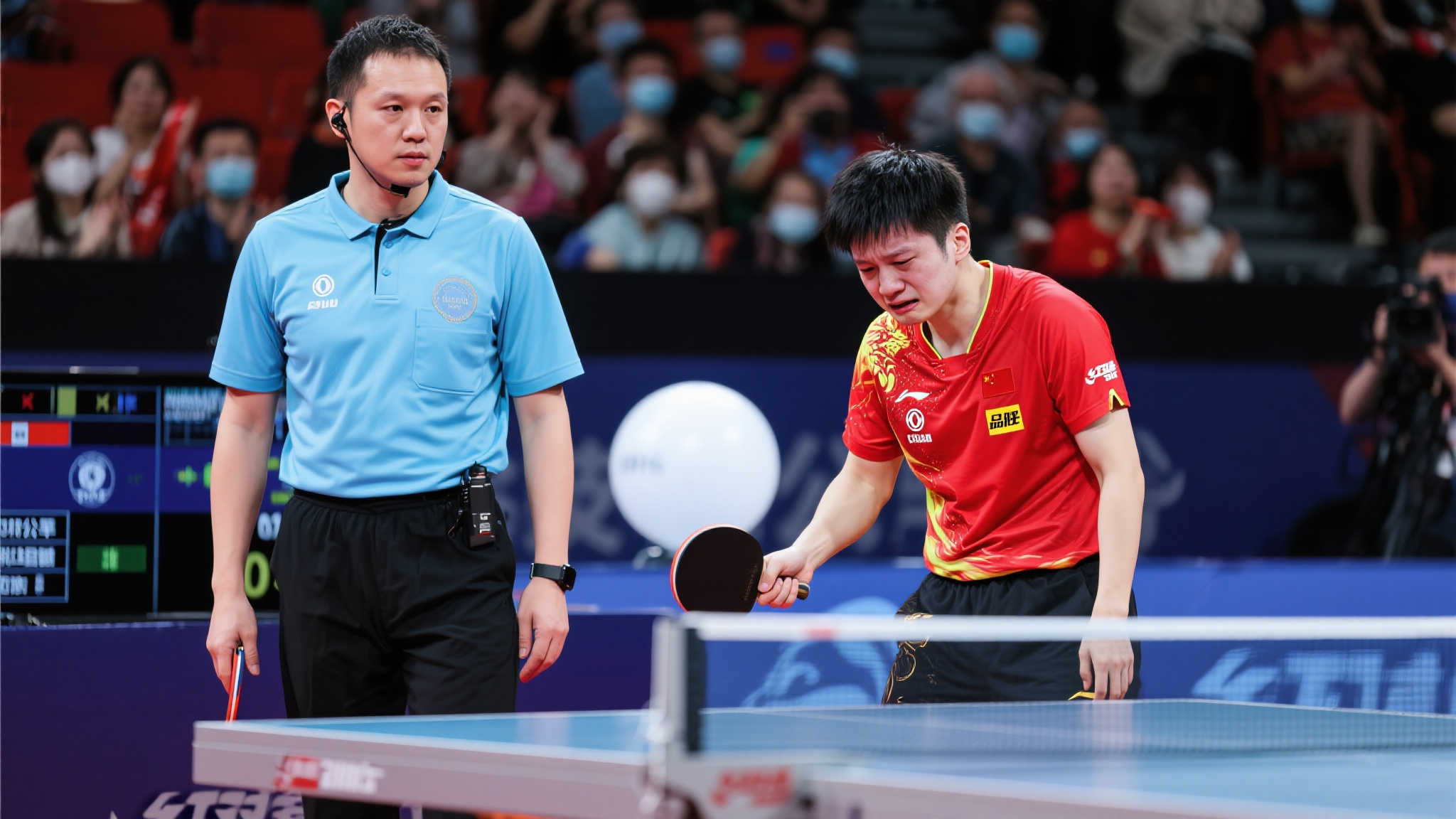 心痛！王楚钦申诉时，孙颖莎无奈抿嘴，为大头遭遇感到难过